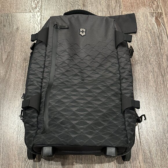 Victorinox Rolling Suitcase – Hard to Find – Retails $500 - Picture 1 of 9